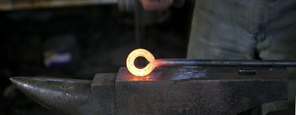 Proceso de forjado del acero sobre un yunque