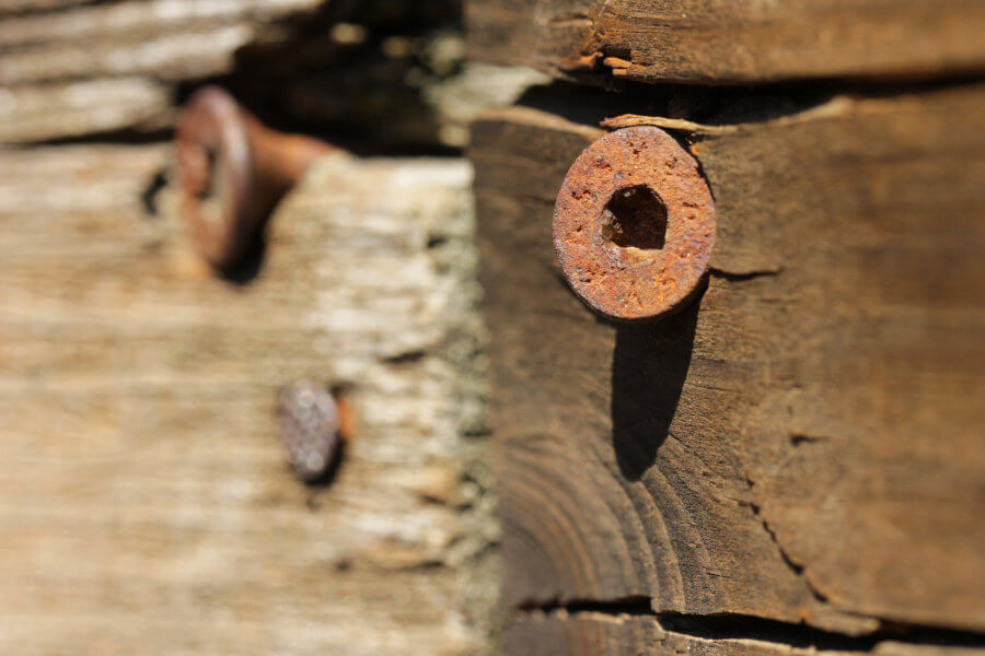 Tornillo oxidado en valla de madera
