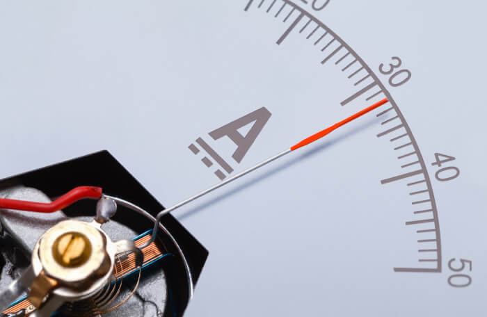 Amperímetro eléctrico analógico mide una corriente de 32 A
