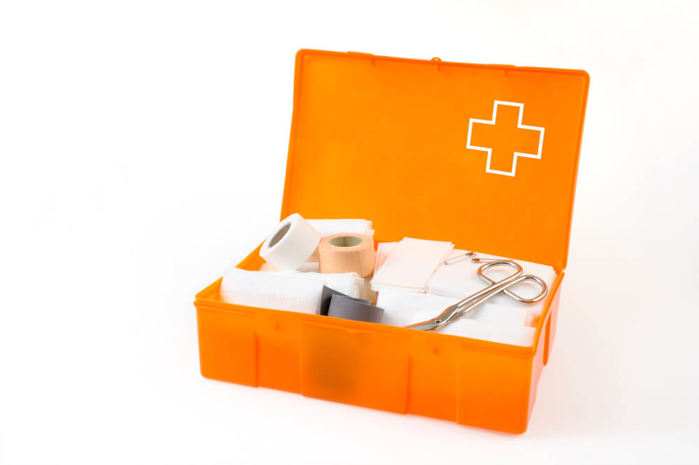 Caja de herramientas pequeña como botiquín de primeros auxilios