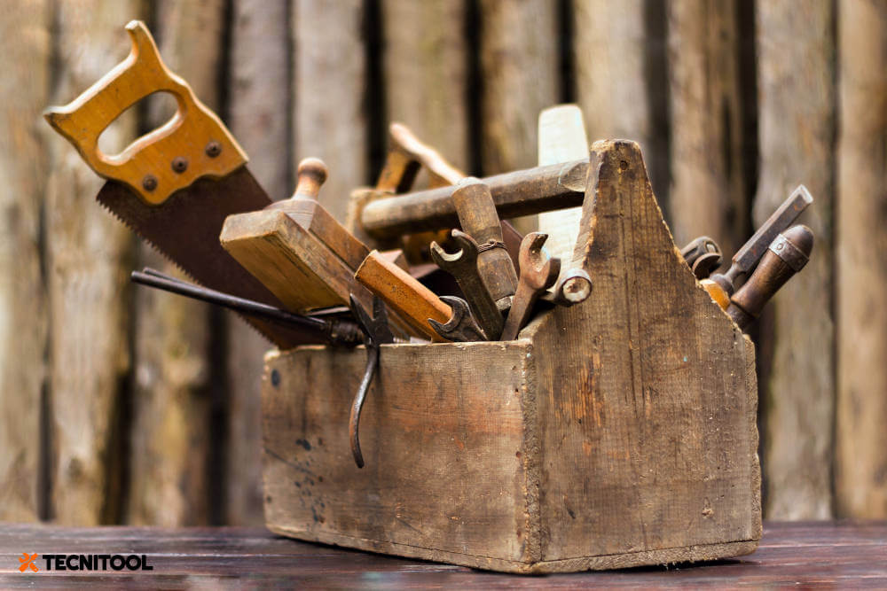 Antigua caja de herramientas de madera con útiles de carpintería