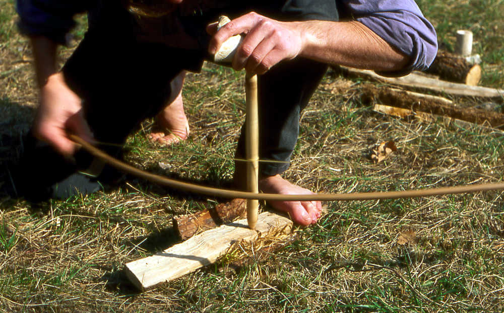 Encender fuego con herramienta de fijación: taladro de arco