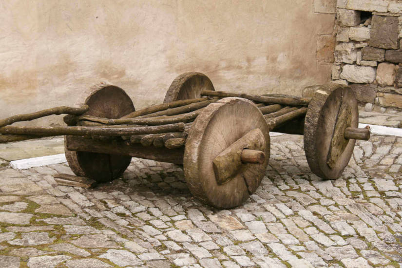 Antiguo carro con ruedas de madera