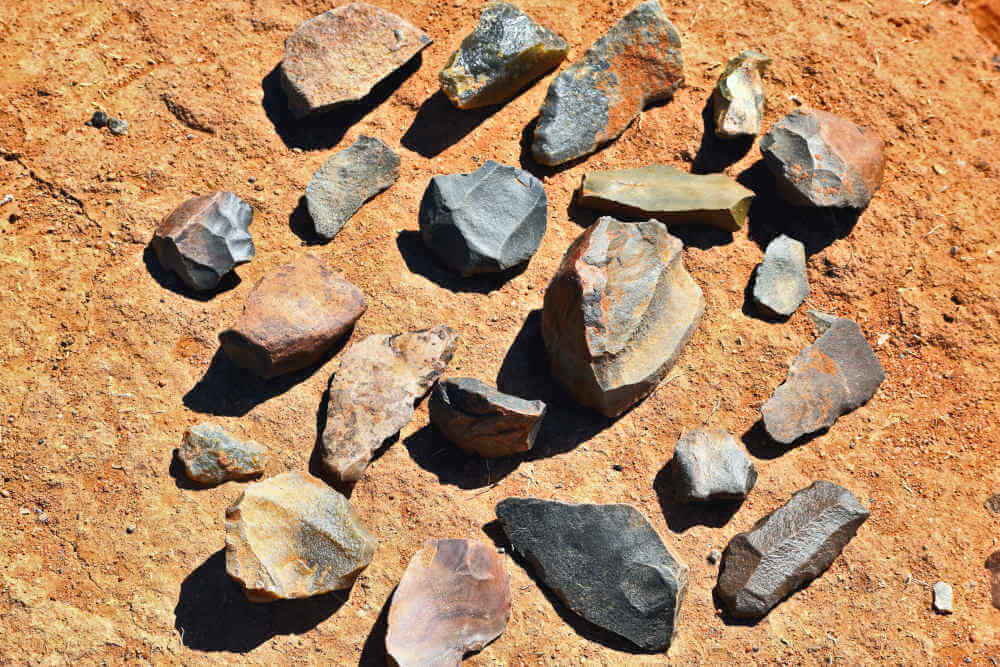 Herramientas de la edad de piedra sobre el terreno