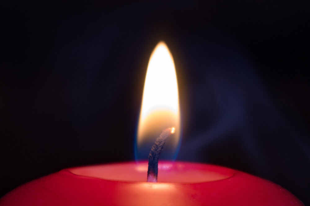 Luz y fuego de una vela