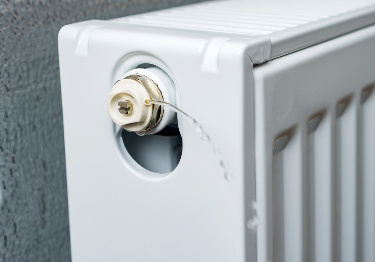 purgado del aire de un radiador de calefacción de agua