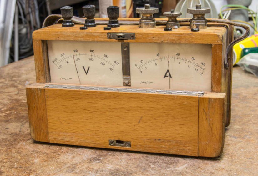 Multímetro analógico vintage para medir intensidad eléctrica amperios y voltios