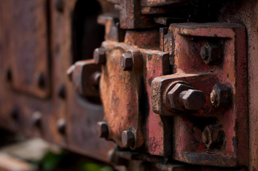 tuercas y tornillos oxidados en un vagón de tren