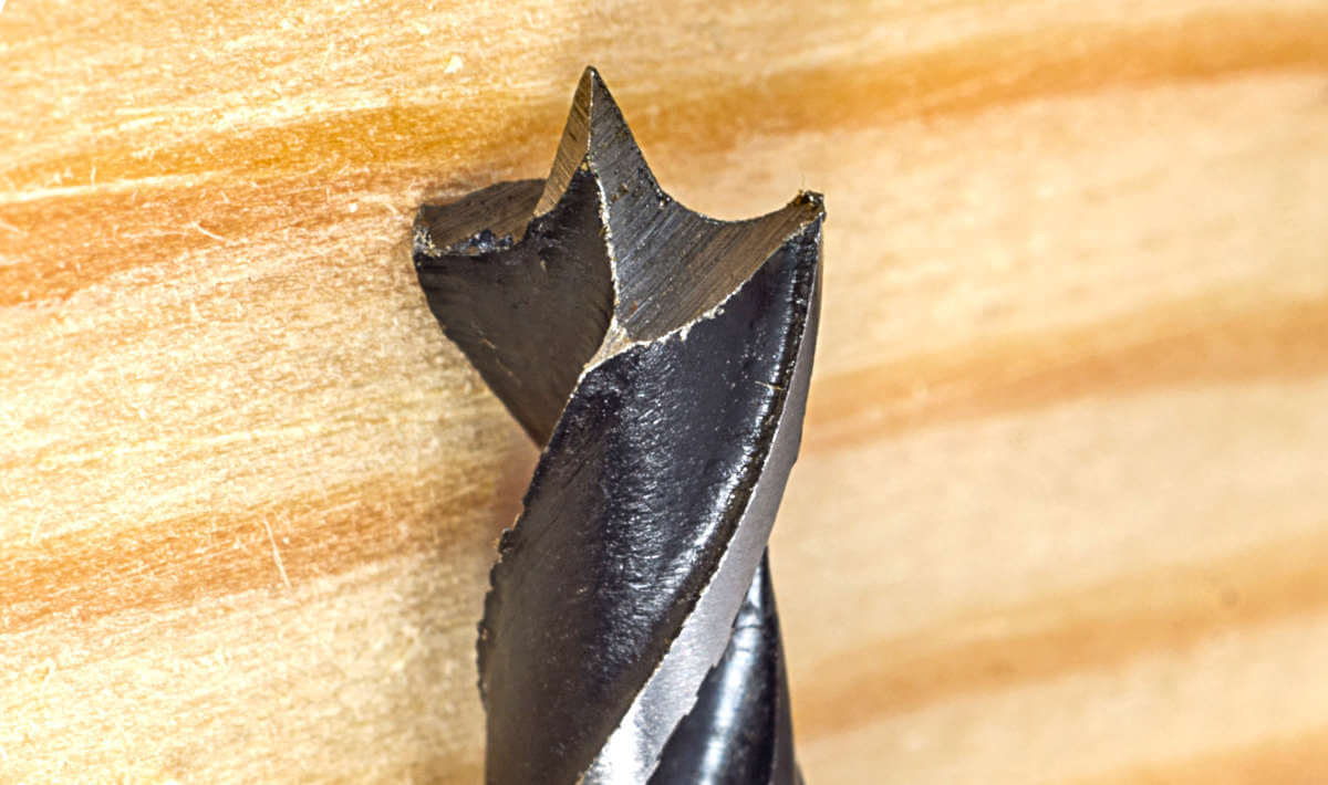 detalle de la punta de una broca para madera