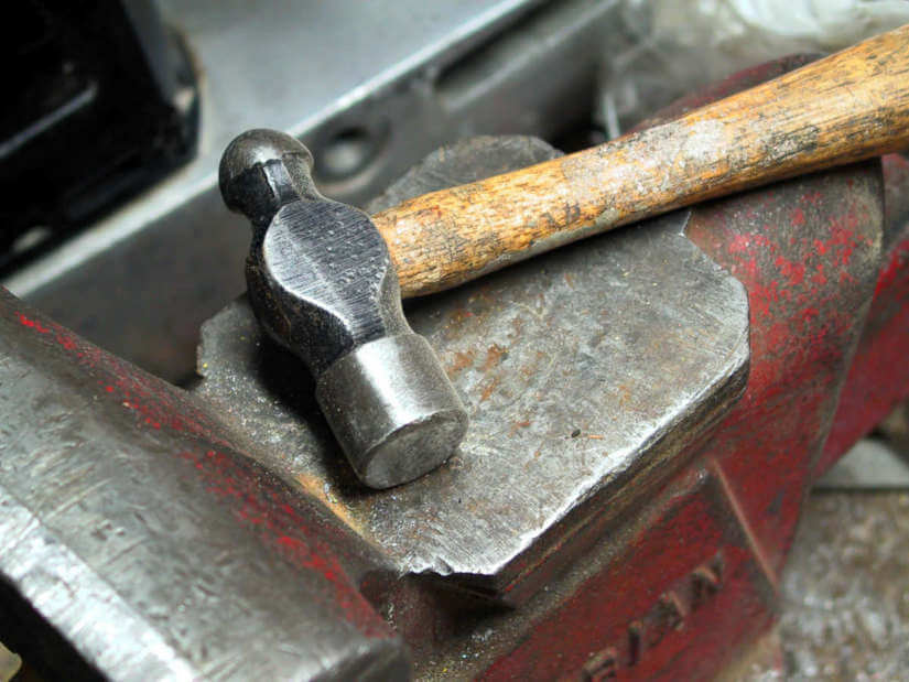martillo de bola de mecánico en el yunque