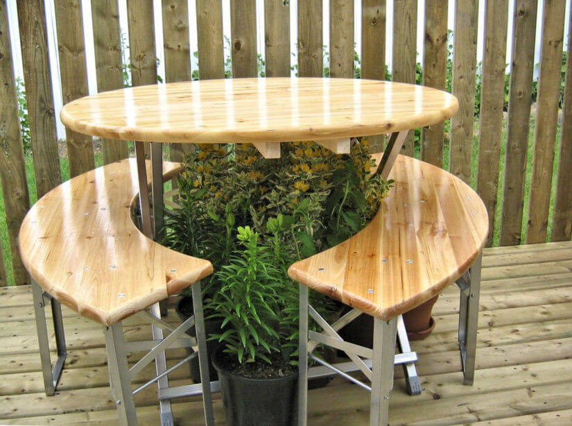 Mesa en un exterior con barniz para madera como acabado
