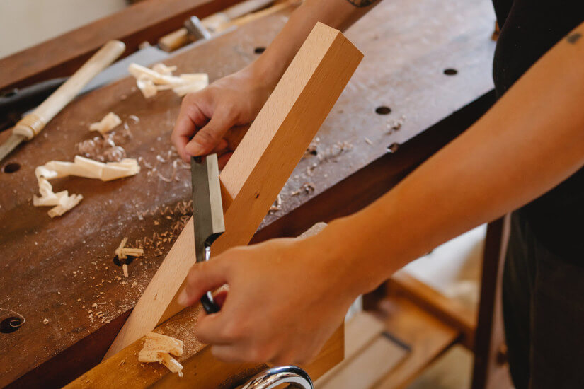 carpintero usa herramienta manual afilada