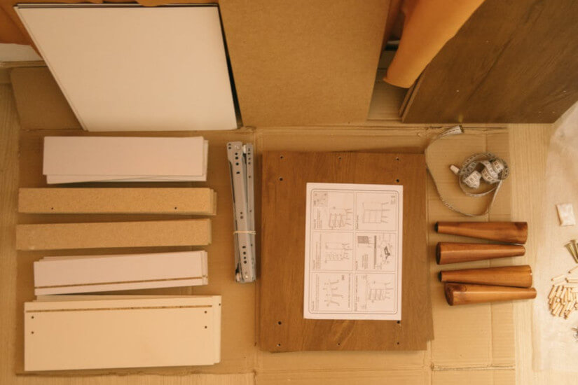 Organizar las partes de un mueble para montar, la tornillería y los herrajes