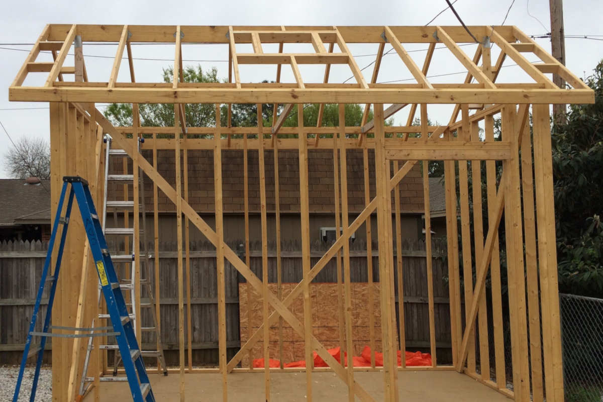 construcción en un exterior con estructura de madera