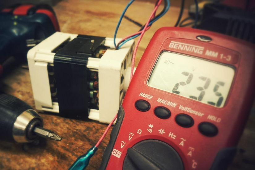 Multímetro digital en medición de voltaje AC