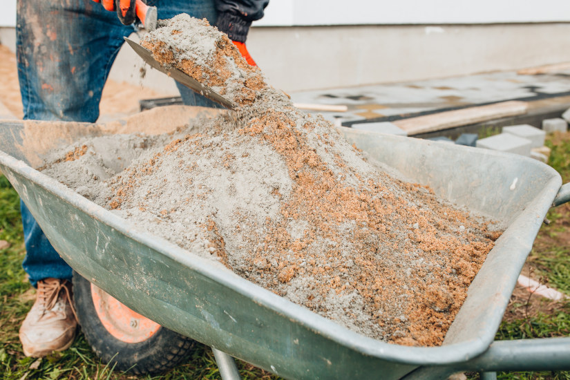 Cómo hacer cemento en una carretilla de obra