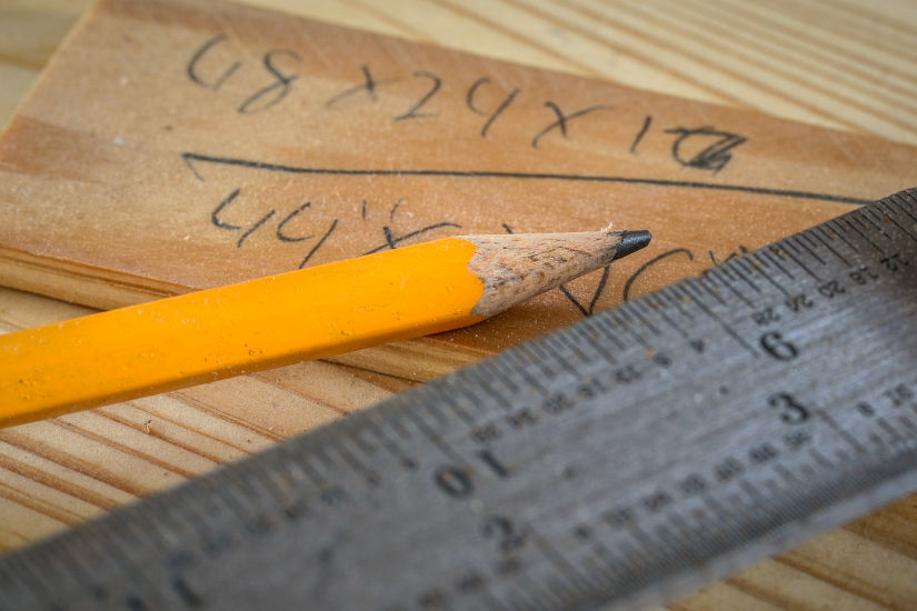 herramientas de trazar, lápiz y regla de acero