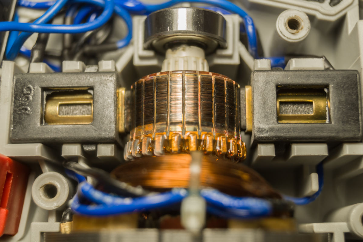 escobillas y colector de delgas de cobre en un motor universal 