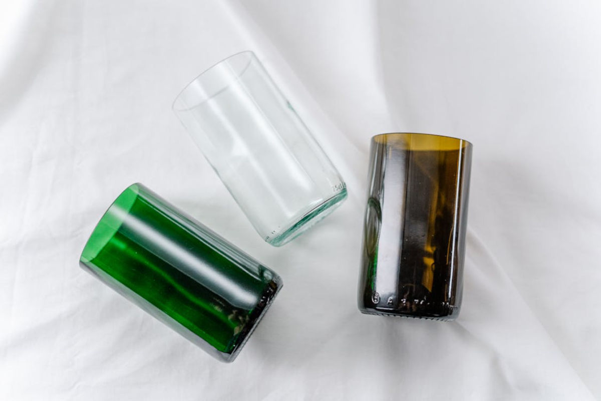 vasos de botellas cortadas