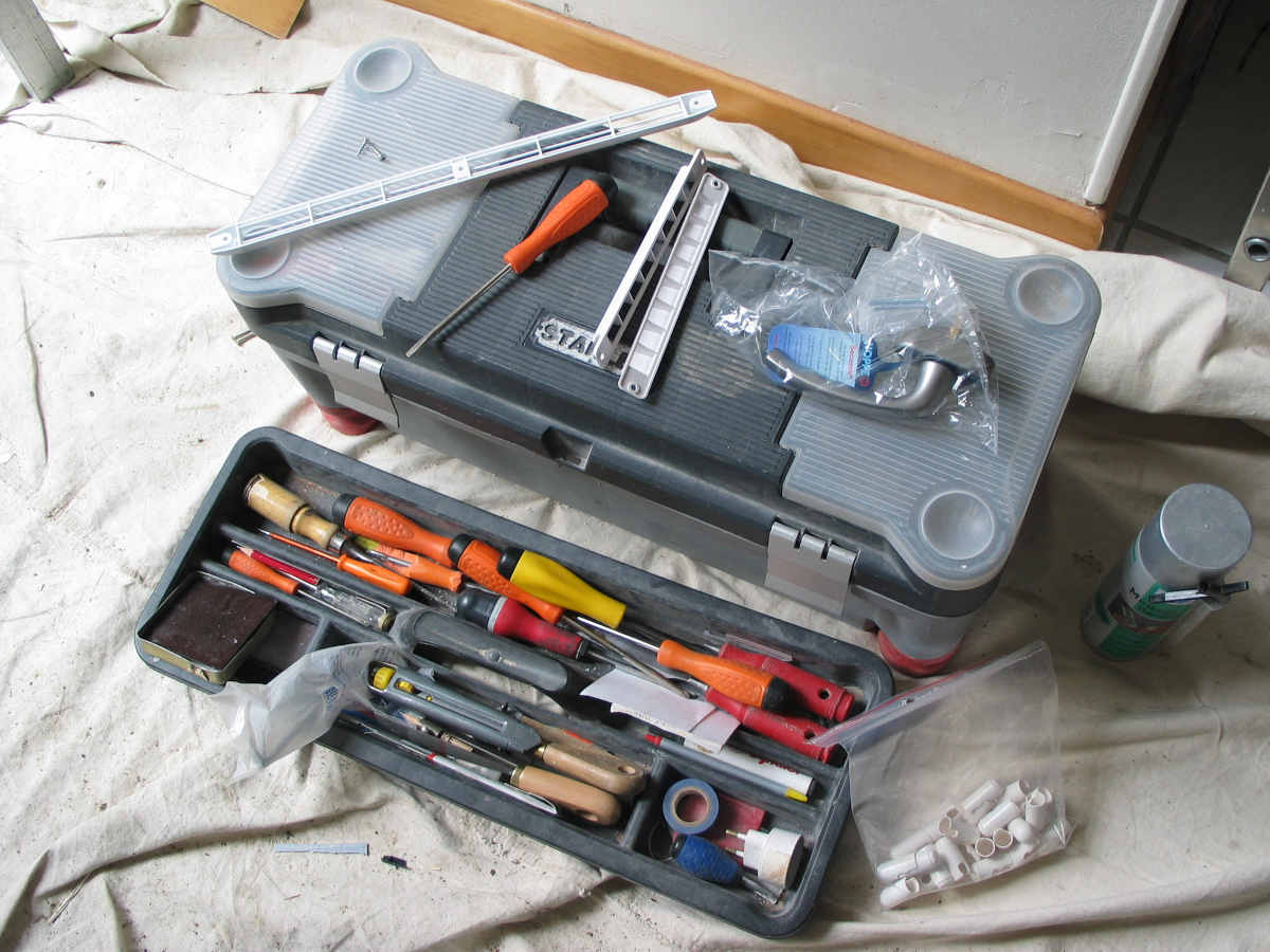 Caja de herramientas de bandeja extraíble con materiales, herramientas y equipos de protección individual.