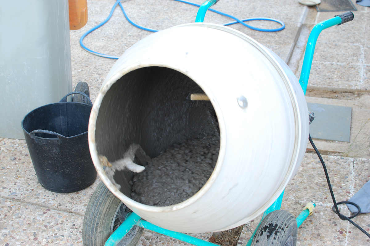 Carretilla hormigonera para reformas de interiores Imer Rollbeta con ruedas neumáticas.