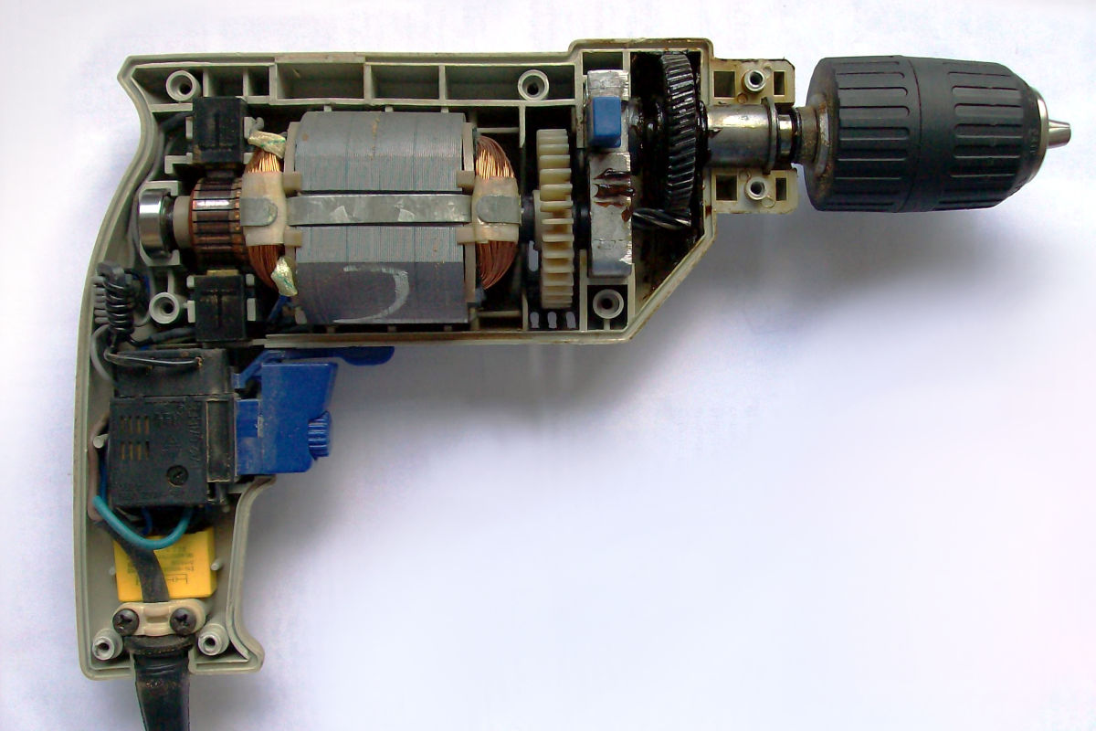Interior de un taladro eléctrico de 500 W regulado por tiristor, vista del motor eléctrico, los engranajes y el gatillo electrónico con el triac.