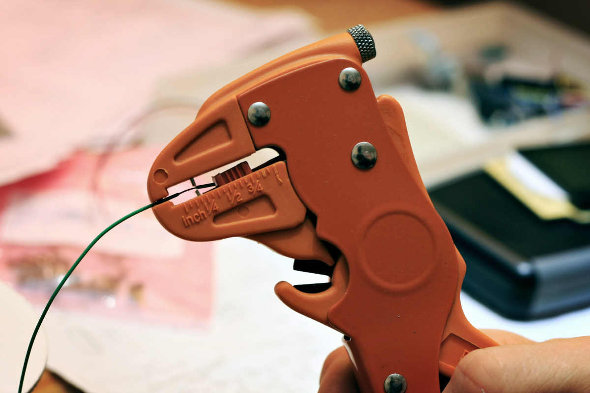 Pelacables de color naranja con bocas de corte, rueda de ajuste y tope de profundidad