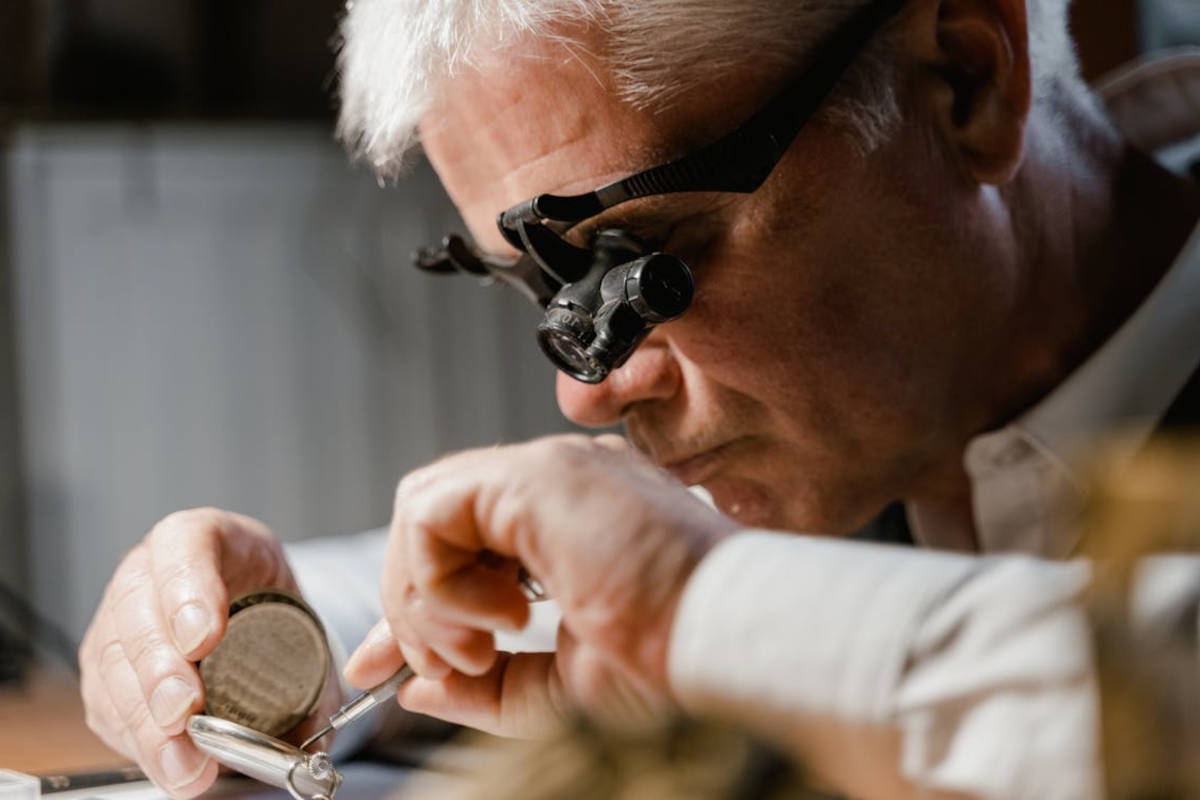 relojero usa en su taller destornilladores de precisión