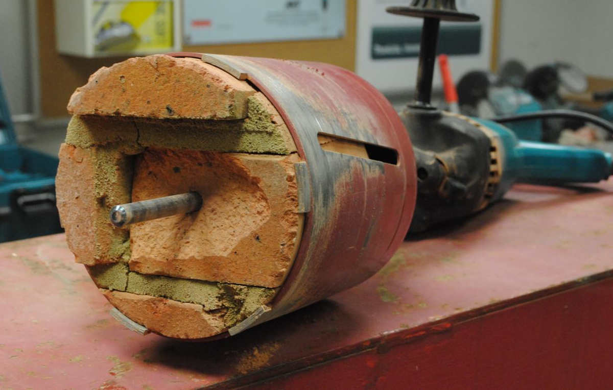 Sección de pared cortada en una corona diamantada