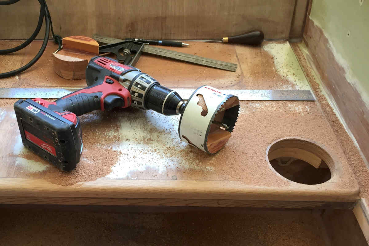 Sierra de corona en un taladro cordless Milwaukee