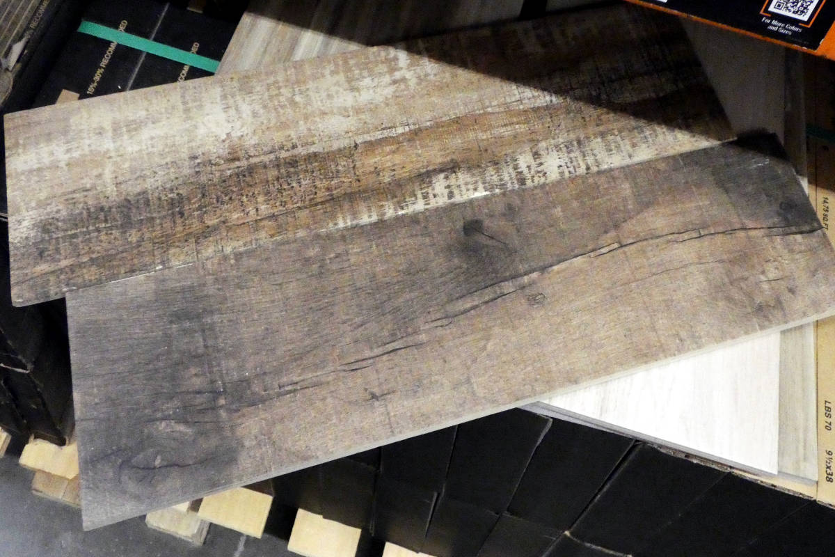 Piezas de suelo porcelánico imitación madera sobre unas cajas del mismo material