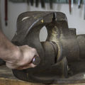 Los mejores tornillos de banco de fundición o de acero forjado para el taller