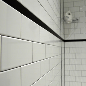 pared alicatada con azulejos de cerámica blanda de pasta blanca