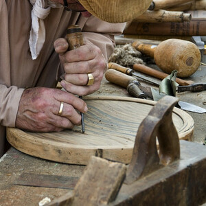 carpintero trabajando en el banco una pieza de madera circular