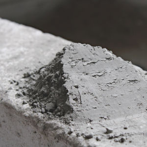 polvo de cemento sobre un bordillo de hormigón