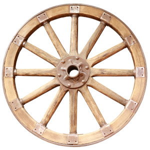 rueda de metal y madera de un antiguo carro de madera