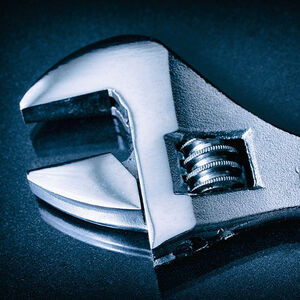 Llave inglesa detalle de una llave inglesa ajustable con tornillo sinfín de regulación frontal