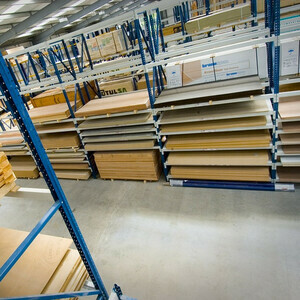 varios tipos de tableros de maderas procesadas en un almacén de carpintería