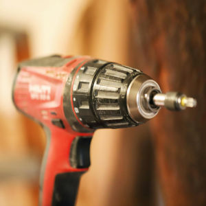 un atornillador eléctrico de la marca Hilti con un portapuntas magnético y punta torx