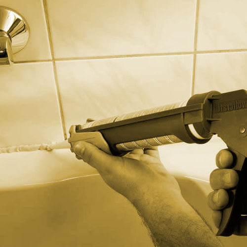 silicona para sellar la junta de la bañera y el azulejo de un baño con pistola