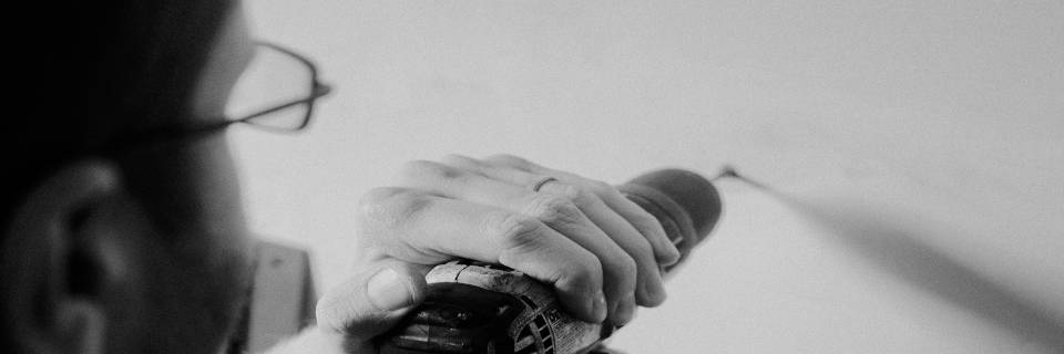 atornillador y taladro de batería con modo percutor y portabrocas automático a una mano